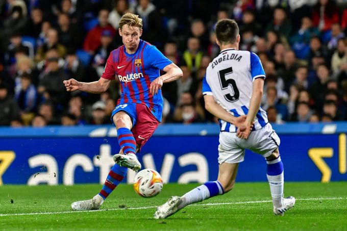 Steht wohl vor einem Wechsel nach England: Frenkie de Jong (l) vom FC Barcelona. de Jong