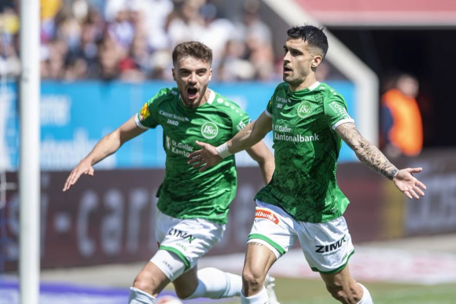 Victor Ruiz trifft nach 13 Minuten vom Punkt für den FC St.Gallen 1879.