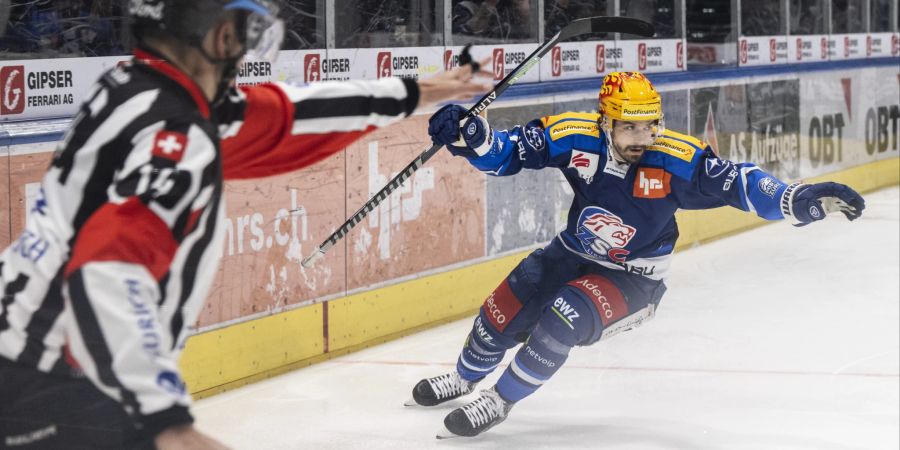 Hier rücken die ZSC Lions dem Meistertitel noch näher. Denis Malgin jubelt nach seinem 1:0.