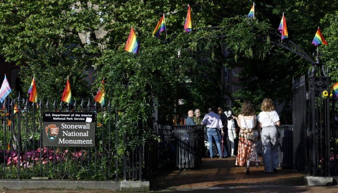 Der Eingang des Stonewall National Monument. am 4. Juni 2019 wurde Kiyoshi Kuromiya dort abgebildet. Stonewall National Monument