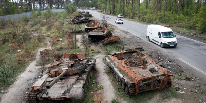 Zerstört und zurückgelassen: Russische Panzer, die bei einem Gefecht gegen ukrainische Soldaten in dem Dorf Dmytriwka in der Nähe von Kiew eingesetzt wurden, stehen am Strassenrand. (Symbolbild) Russische Panzer