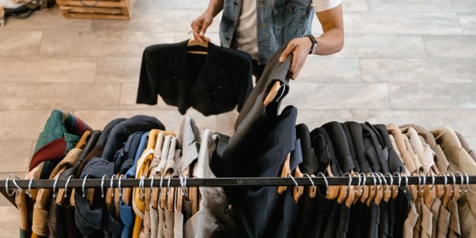 Schweizer haben kaum eine Ahnung, wie viel Mikroplastik in ihrer Kleidung steckt. mikroplastik