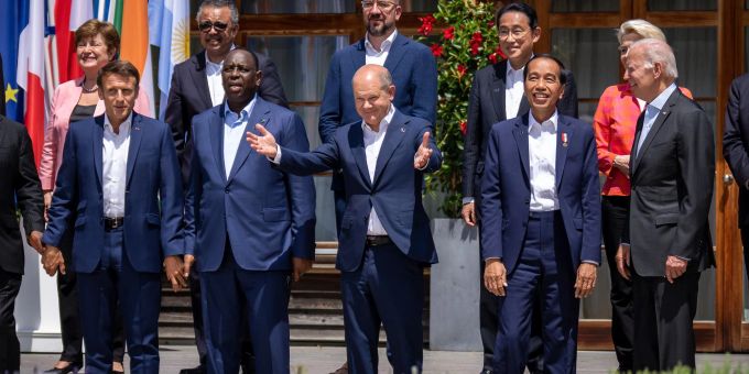 Bundeskanzler Olaf Scholz (M) inmitten der Teilnehmer des G7-Gipfels inklusive der weiteren Gäste in Elmau. Bundeskanzler Olaf Scholz (M) inmitten der Teilnehmer des G7-Gipfels inklusive der weiteren Gäste in Elmau.
