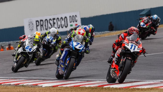 Dominique Aegerter (#77) ist mit Yamaha in der Supersport-WM das Mass aller Dinge. Dominique Aegerter Yamaha