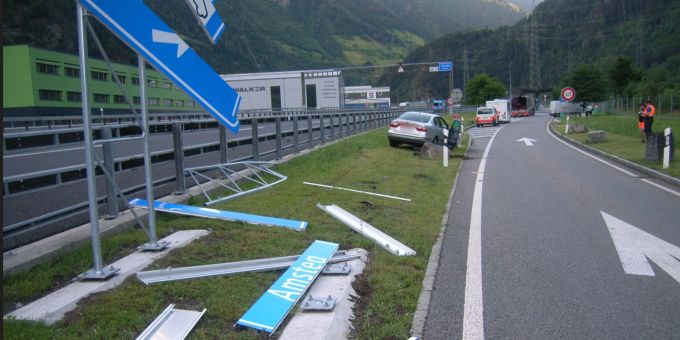 Personenwagen kollidiert mit Signalisationstafel.