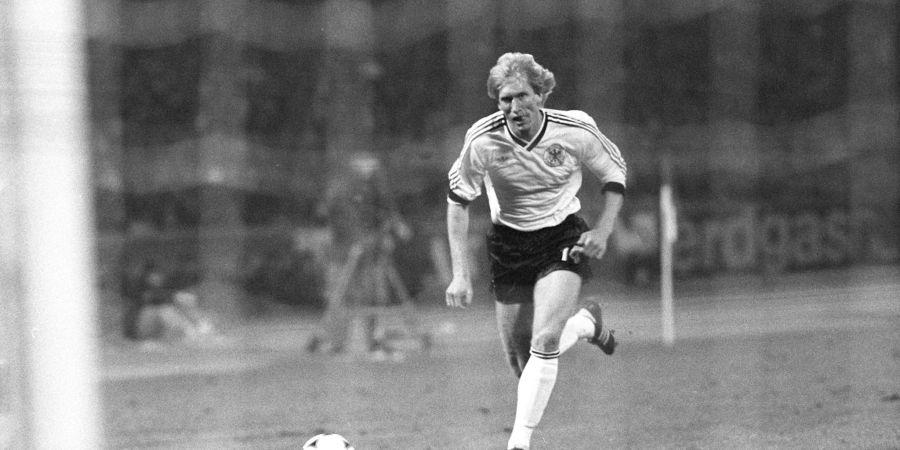 Der deutsche Stürmer Uwe Rahn jagt auf das gegnerische Tor zu (1984).