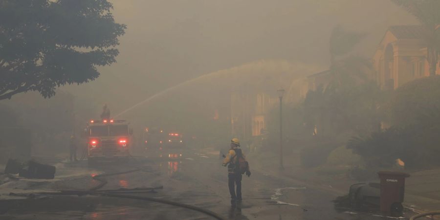 Feuerwehrmänner löschen ein brennendes Haus im kalifornischen Laguna Niguel.