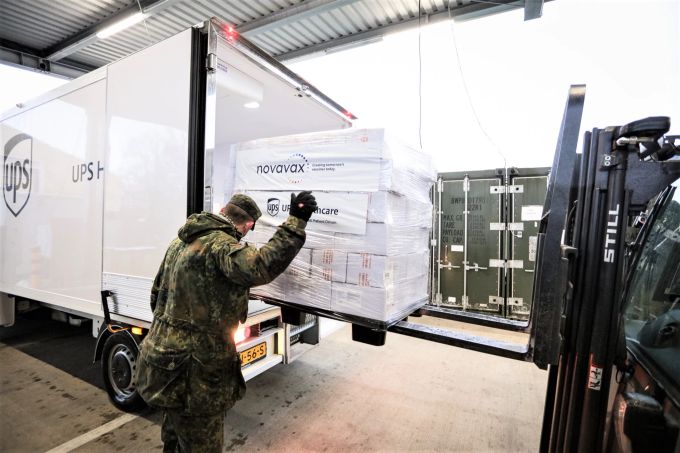 Eine Lieferung des protein-basierten Impfstoffs von Novavax trifft unter Sicherheitsvorkehrungen in Deutschland ein. Novavax Impfstoff Lieferung