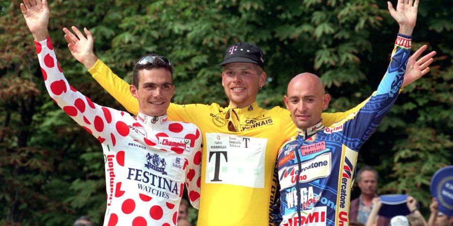 Die drei Besten der Tour de France 1997 nach der Siegerehrung in Paris: Gesamtsieger Jan Ullrich (M), der zweitplatzierte Franzose Richard Virenque (l) und der beste Bergfahrer, der Italiener Marco Pantani.