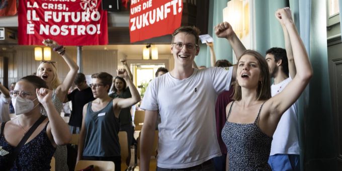 Der neu gewählte Juso Präsident Nichola Siegrist (mitte) und die scheidende Präsidentin Ronja Jansen (rechts). juso