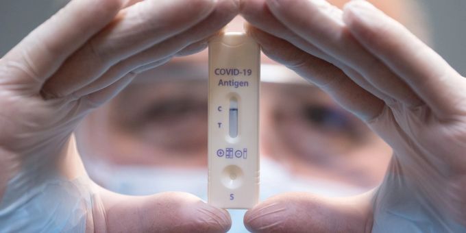 Negativer Corona-Schnelltest. Wer glaubt, bisher verschont geblieben zu sein, könnte die Infektion doch schon hinter sich haben. Oder von bestimmten vorübergehenden Effekten, noch unbekannten genetischen Faktoren und Zufällen profitiert haben. Negativer Corona-Schnelltest. Wer glaubt, bisher verschont geblieben zu sein, könnte die Infektion doch schon hinter sich haben. Oder von bestimmten vorübergehenden Effekten, noch unbekannten genetischen Faktoren und Zufällen profitiert haben.