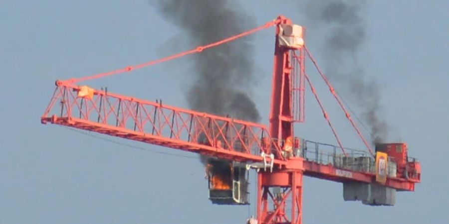 Ein Mann kletterte in Zürich Oerlion auf einen Kran und steckte die Führerkabine in Brand.