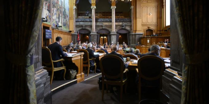 In der Legislaturperiode 2019–2023 hatten nur 16 Prozent der gewählten Politiker auf Bundes-, Kantons- und Gemeindeebene einen Migrationshintergrund. (Parlamentarier debattieren während der Ständerat
