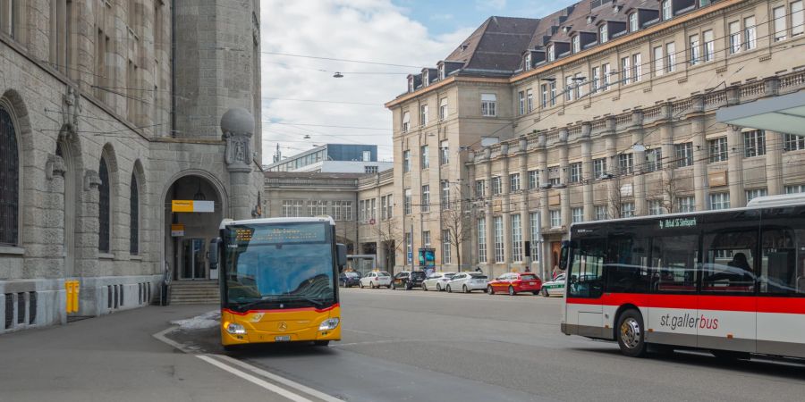 Busverkehr am Bahnhofplatz in St. Gallen.