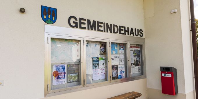 Ein Infokasten am Gemeindehaus von Hellikon.