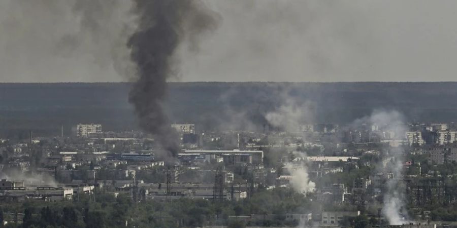 Rauch steigt über Sjewjerodonezk auf