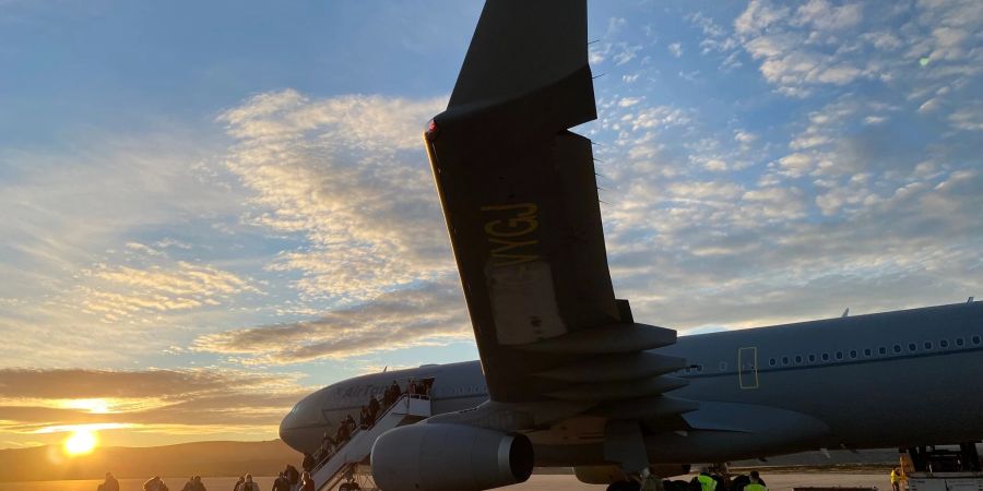 Entspannt ankommen: So wünschen sich Urlauber ihre Anreise mit dem Flieger - in der Realität sieht es manchmal anders aus.