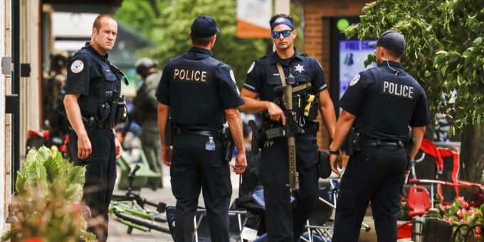 In Highland Park, einem Vorort von Chicago, kam es am 4. Juli zu einer Schiesserei mit mindestens sechs Toten. chicago highland park