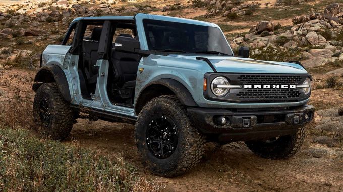 Ähnlich wie die Hardcore-Varianten des Wranglers kann man auch den Bronco noch Offroad-tauglicher machen 2022 Ford Bronco