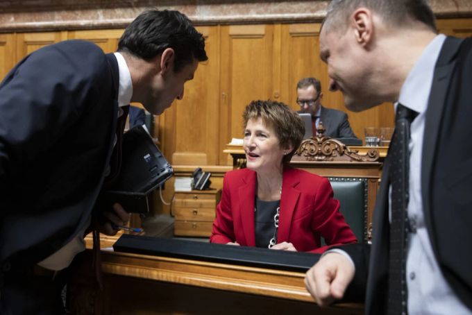 Verkehrsministerin Simonetta Sommaruga zeigt sich wenig begeistert von der Idee ihres Parteikollegen Matthias Aebischer. Das Bild stammt aus dem Dezember 2018. Simonetta Sommaruga Matthias Aebischer