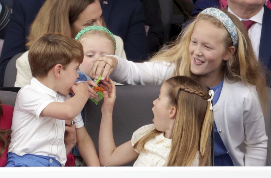 Das freut die Kleinen! Die Royal-Sprösslinge teilen sich ein Päckli Süssigkeiten.