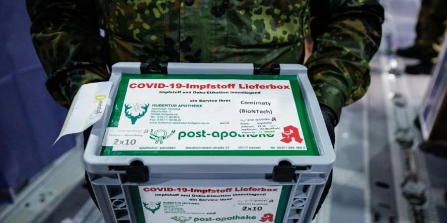 Bundeswehrsoldat mit Impfstoff