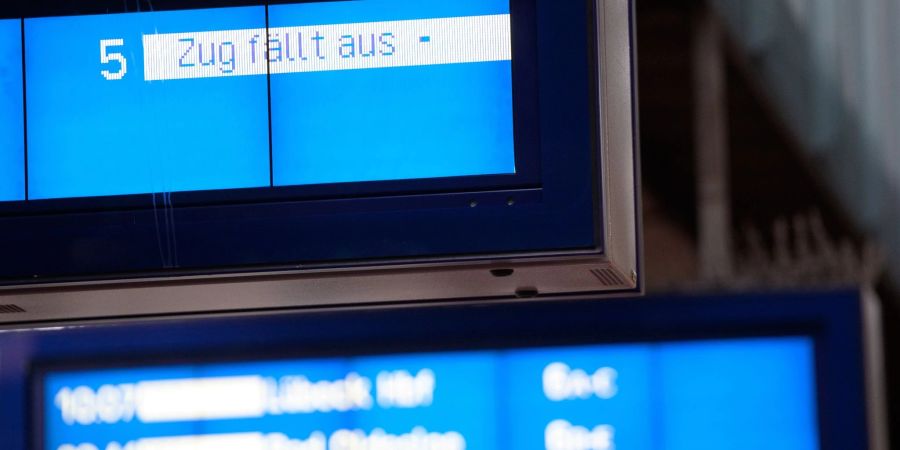 Es kommt weiterhin zu Zugausfällen und Verspätungen.