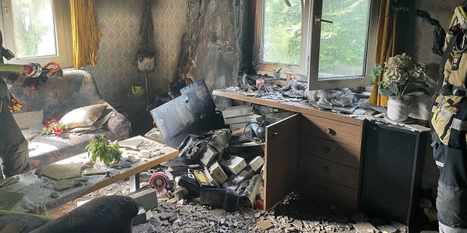 Wohnungsbrand erfordert Feuerwehreinsatz.