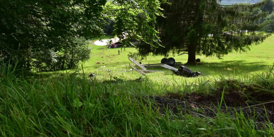 Buchen: Fahrzeuggespann überschlägt sich – Lenker verletzt