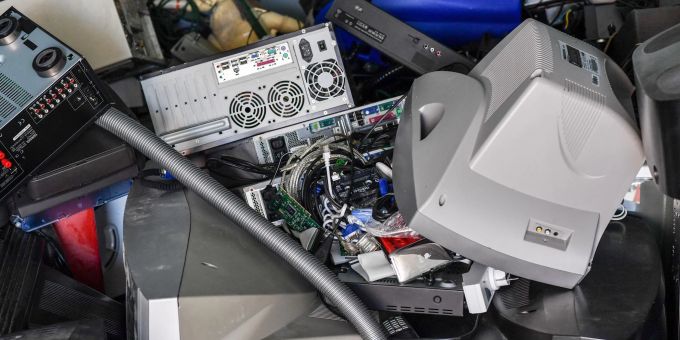 In Abfällen aus Kunststoffen und Elektronikgeräten können persistente organische Schadstoffe immer noch nachgewiesen werden. In Abfällen aus Kunststoffen und Elektronikgeräten können persistente organische Schadstoffe immer noch nachgewiesen werden.