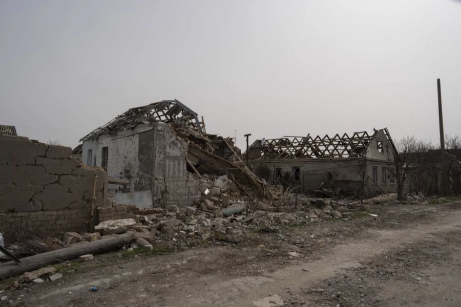 Ein Blick auf beschädigte Häuser nach einem russischen Bombenangriff am Stadtrand von Mykolajiw am Freitag, 1. April 2022.