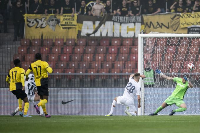 Jordan Siebatcheu (li.) trifft zum 1:2 für YB gegen den FCZ in der Super League. FCZ YB Super League