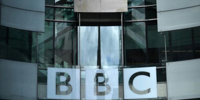 Die BBC kündigt einen neuen Stellenabbau an, der im kommenden Jahr 500 Arbeitsplätze kosten wird. (Archivbild) BBC