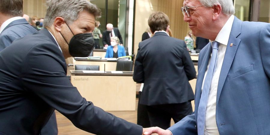 Volker Bouffier (CDU, r) begrüsst Robert Habeck.