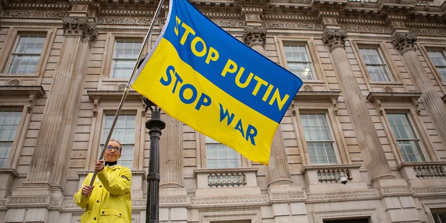 ARCHIV - Ein Demonstrant hält eine Flagge mit der Aufschrift «Stop Putin, stop war» (dt. Stoppt Putin, stoppt den Krieg) während einer Demonstration in London. Foto: Pietro Recchia/SOPA Images via ZUMA Press Wire/dpa