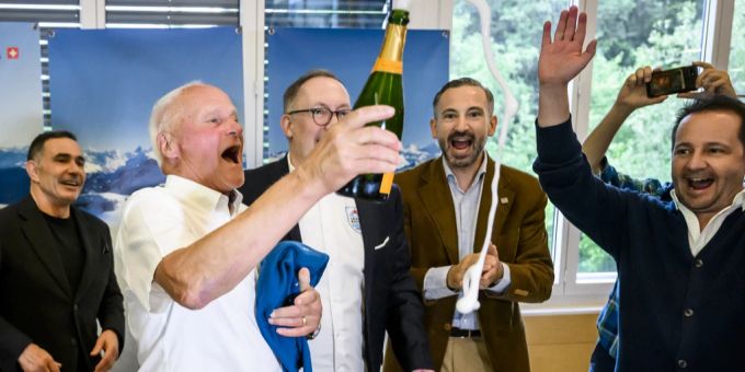 Marius Robyr, Direktor der Kandidatur feiert nach dem Entscheid der FIS. fis
