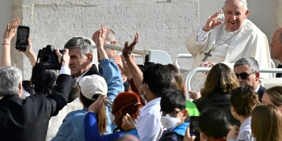 Der Papst segnet Gläubige auf dem Petersplatz