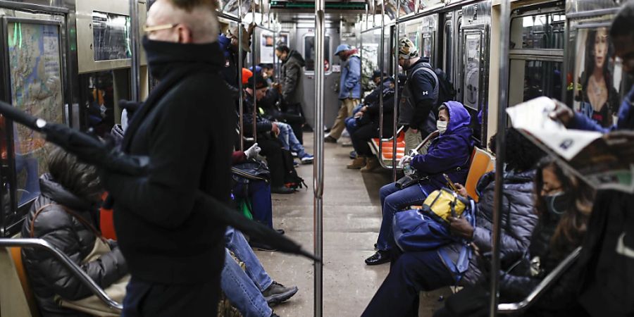 ARCHIV - Passagiere tragen Mund-Nasen-Schutz in der New Yorker U-Bahn Richtung Downtown. Foto: John Minchillo/AP/dpa