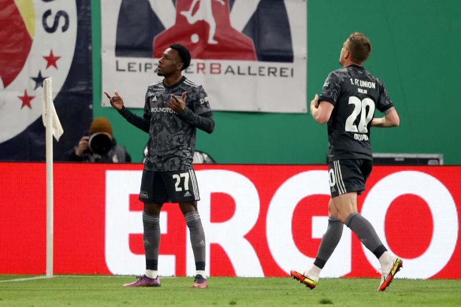 Sheraldo Becker (l.) jubelt nach seinem Treffer zur 1:0-Führung.