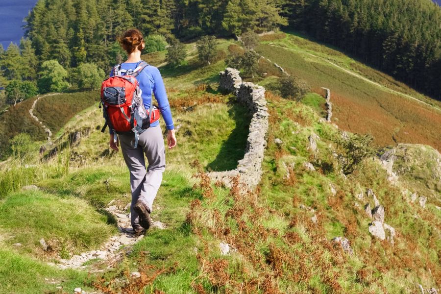 Wanderin auf einem Hügel.