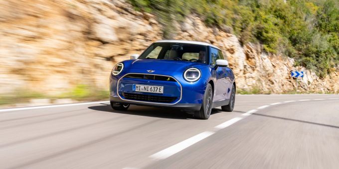 Der neue Mini Cooper, hier in Blazing Blue, sieht dem Original sehr ähnlich, ist aber nicht nur als Benziner zu haben, sondern auch als Elektro-Version. Der neue Mini Cooper, hier in Blazing Blue, sieht dem Original sehr ähnlich, ist aber nicht nur als Benziner zu haben, sondern auch als Elektro-Version.