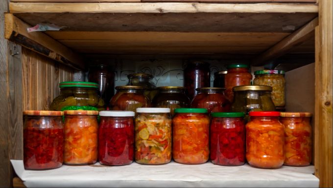 Prepper haben immer einen Notvorrat im Haus, idealerweise selbst eingekocht in Gläsern. Prepper