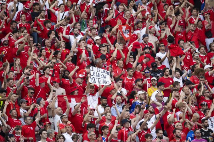 Die Schweizer Fans freuen sich bereits auf den Viertelfinal an der EM 2024 gegen die Engländer. EM 2024