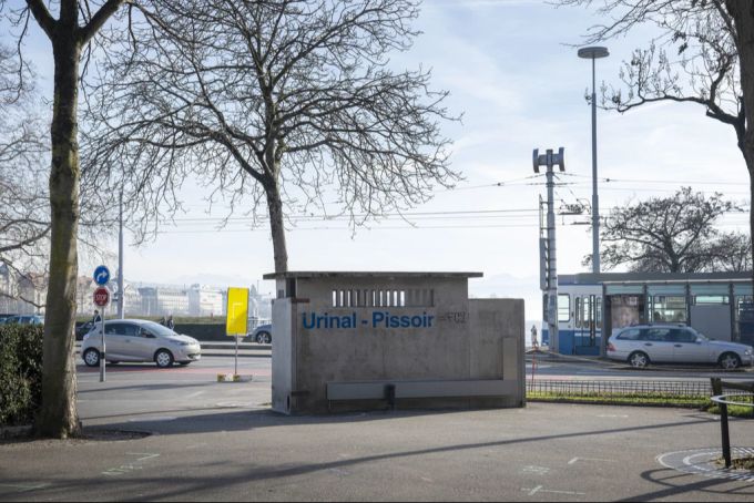 Das traditionelle rechteckige Pissoirgebäude am Bürkliplatz. (Archivbild) Pissoirgebäude
