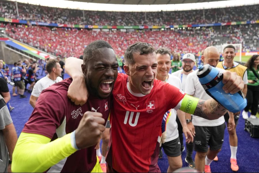 Captain Granit Xhaka und Goalie Yvon Mvogo jubeln nach dem Coup über Italien.