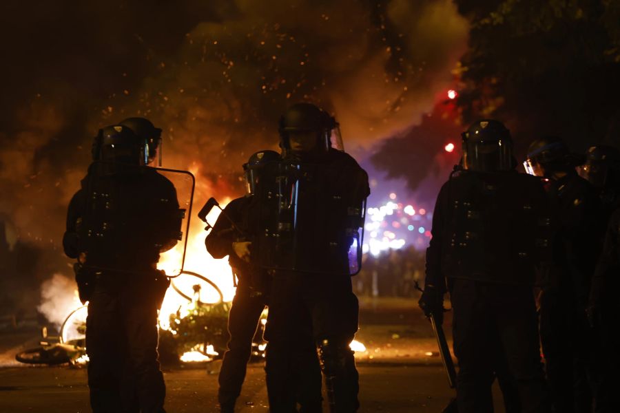 Demonstranten und die Polizei gerieten aneinander. (AP Photo/Aurelien Morissard)