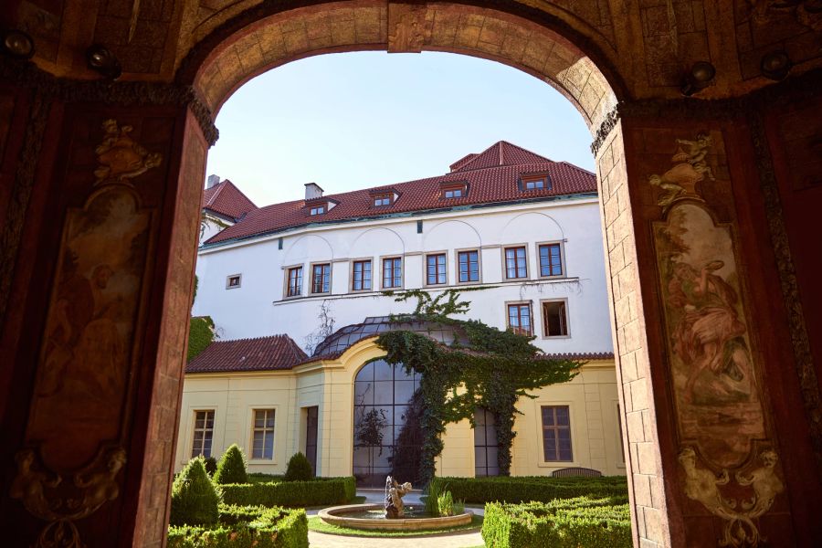 efeu, rankt haus hoch, gepflegter garten