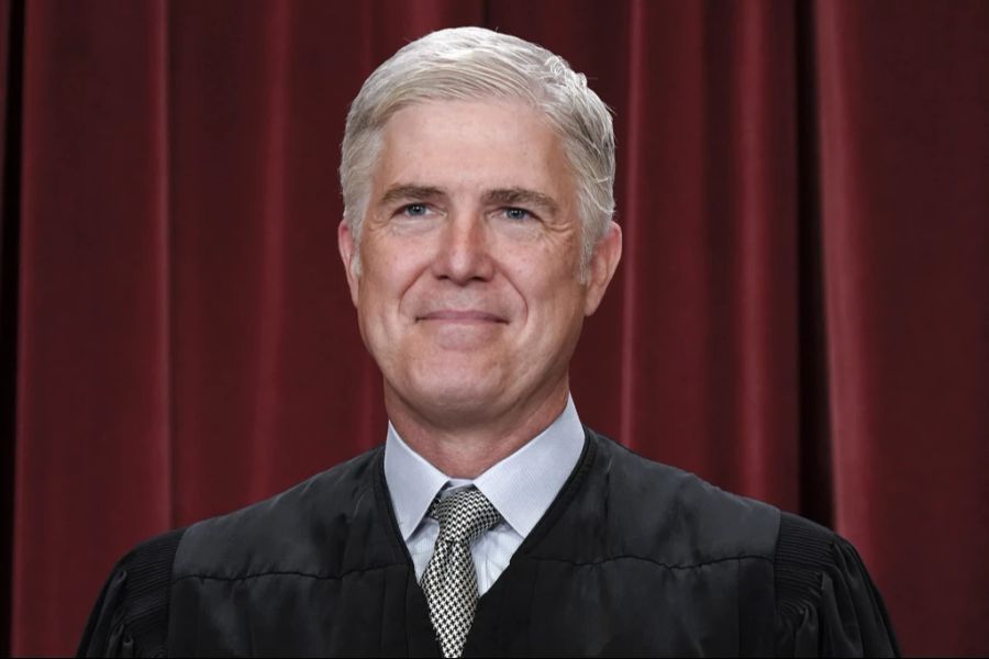 Das Verbot konzentriere sich eher auf die Handlungen von Einzelpersonen als auf ihren Status, schreibt Richter Neil Gorsuch im Namen der konservativen Mehrheit des Supreme Courts.