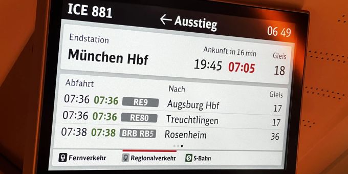 Der Intercity von Hamburg kam über elf Stunden zu spät in München an. Die Verspätungsgründe schienen endlos. Verspätung-Anzeige auf Zug Display