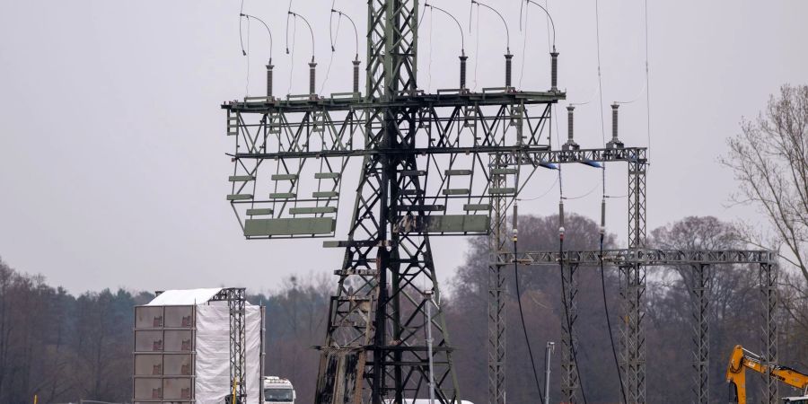Unbekannte Täter hatten auf einem Feld Feuer an dem frei zugänglichen Strommast gelegt, der auch für die Versorgung der Autofabrik zuständig ist. Die linksextreme «Vulkangruppe» hatte erklärt, sie sei für den Anschlag verantwortlich.